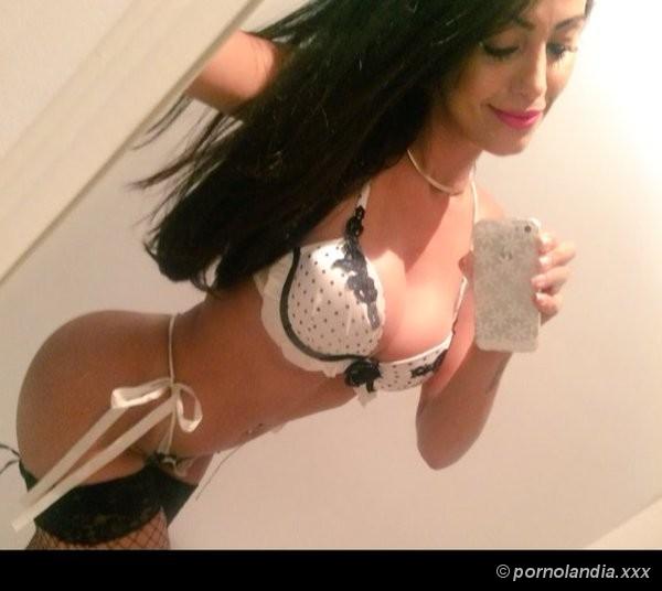 Brasileña tetona tomándose una selfie desnuda - Foto 173549