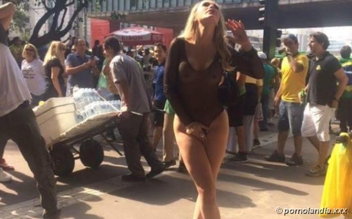 SOCIALITE MUESTRA SUS SENOS DURANTE PROTESTA - Foto 173058