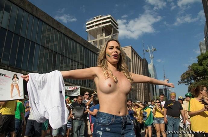 SOCIALITE MUESTRA SUS SENOS DURANTE PROTESTA - Foto 173061