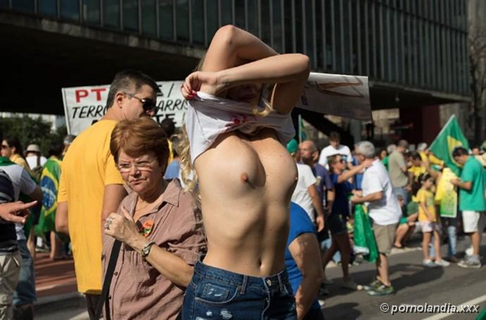 SOCIALITE MUESTRA SUS SENOS DURANTE PROTESTA - Foto 173062