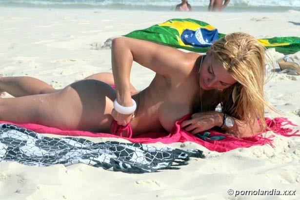 FERNANDA ABRAÃO EN BIKINI EN PLAYA CARIOCA - Foto 172803