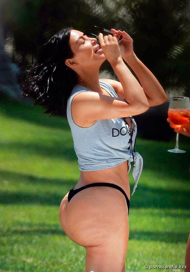 Kim Kardashian captada en bikini con un culo enorme - Foto 156405