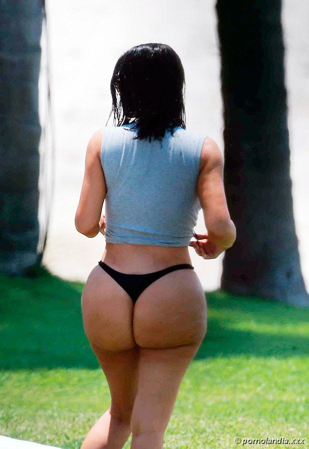 Kim Kardashian captada en bikini con un culo enorme - Foto 156407