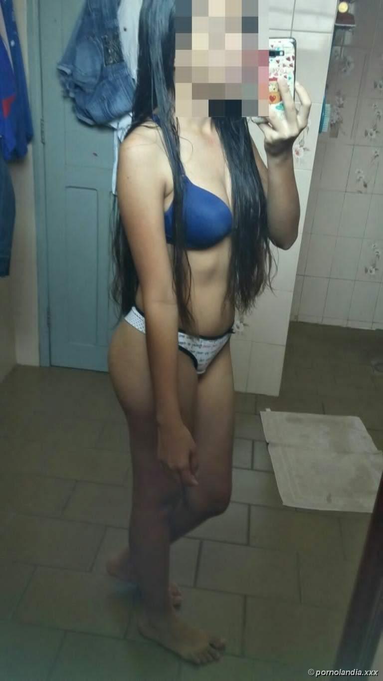 Jovencita cachonda mostrando su coño - Foto 153922