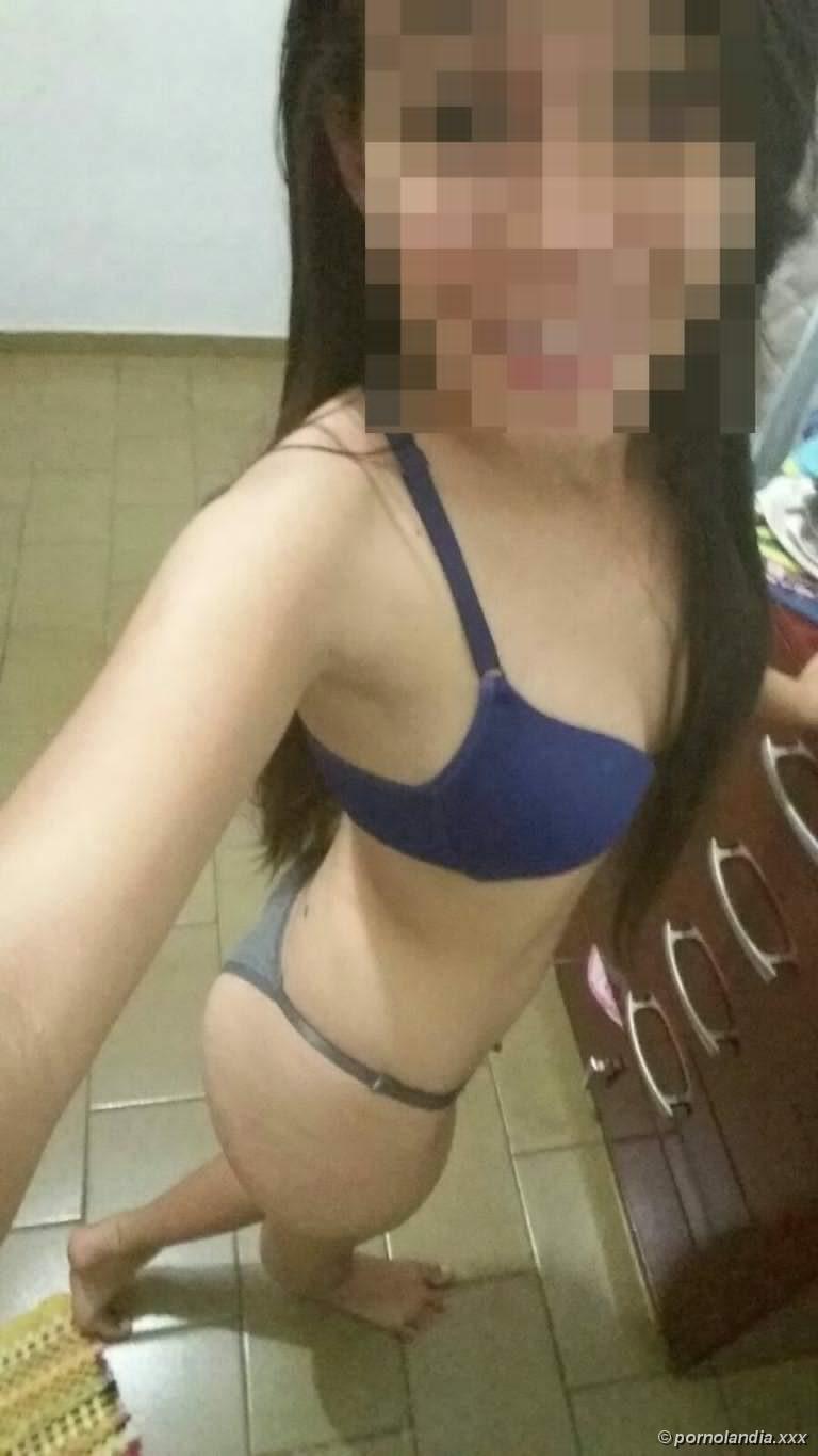 Jovencita cachonda mostrando su coño - Foto 153924