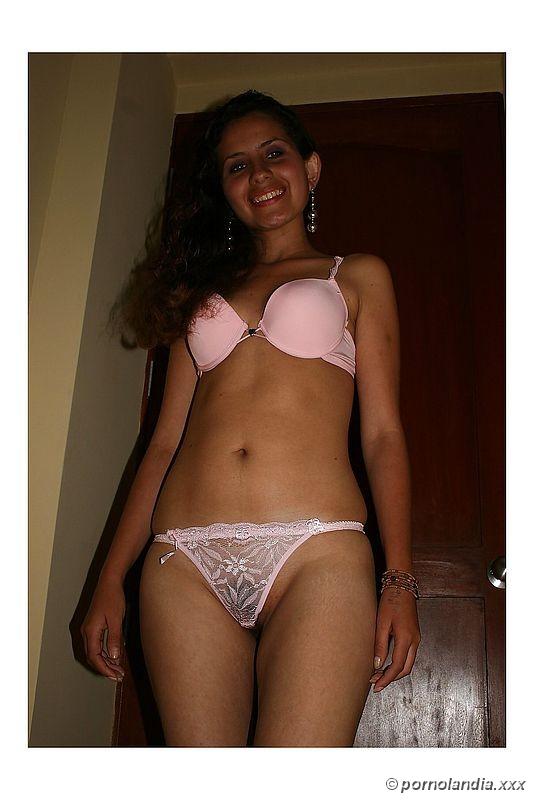 Deliciosa chica flaca con falda corta llegó a Internet - Foto 149838