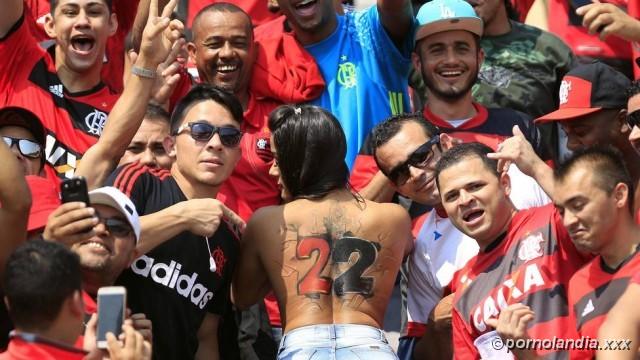 Fan del Flamengo captado desnudo en el estadio cayó en la red - Foto 101821