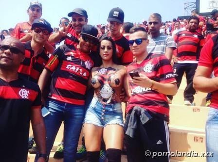 Fan del Flamengo captado desnudo en el estadio cayó en la red - Foto 101823