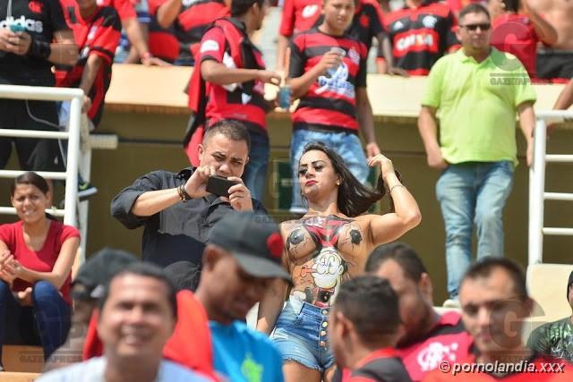 Fan del Flamengo captado desnudo en el estadio cayó en la red - Foto 101825