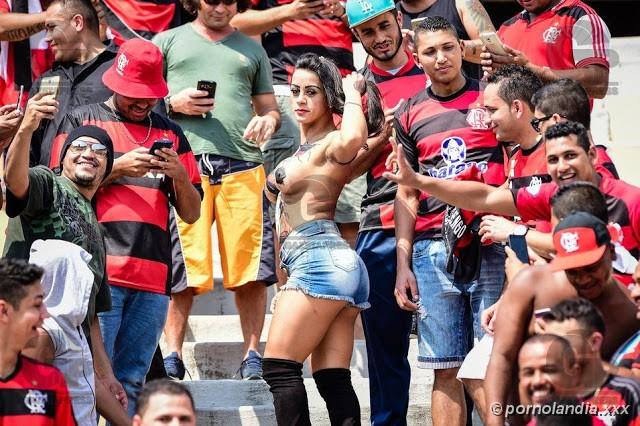 Fan del Flamengo captado desnudo en el estadio cayó en la red - Foto 101826