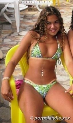 Chicas calientes sentadas con las piernas abiertas - Foto 100679