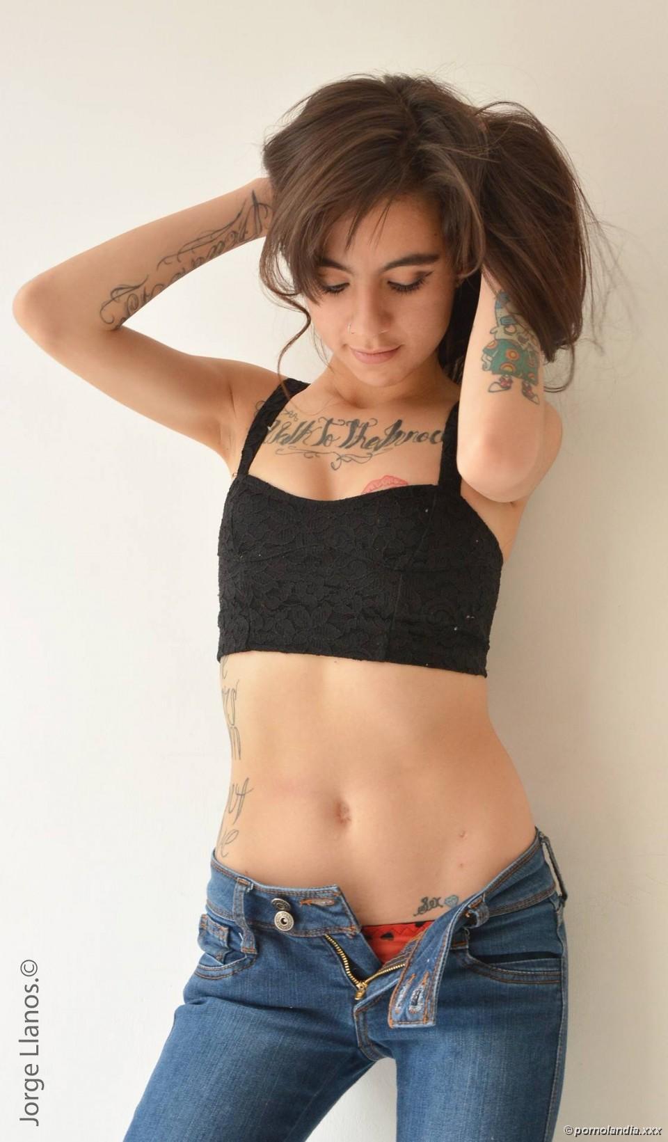 Chica flaca tatuada en fotos desnuda cayó en línea - Foto 56618