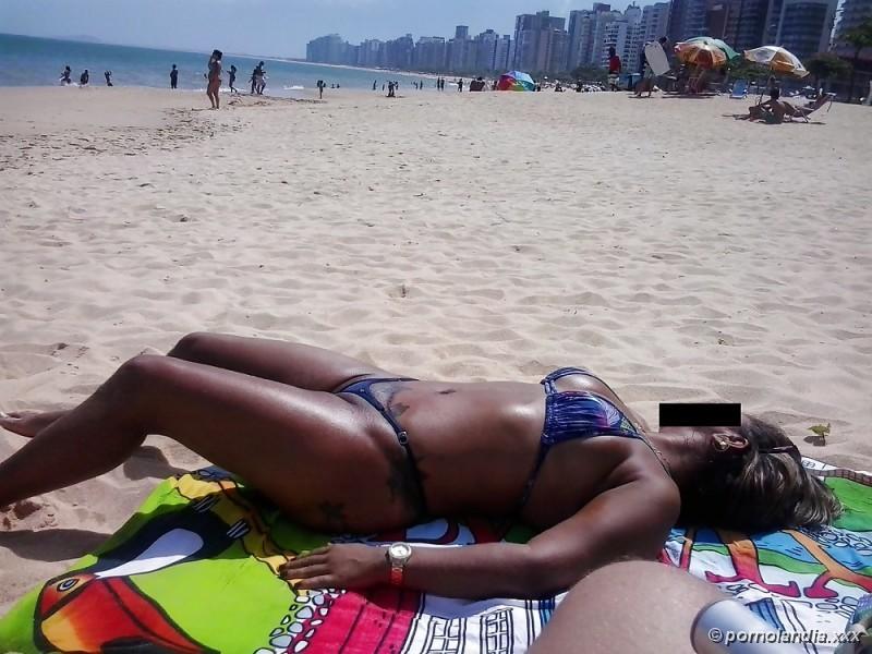 Puta en la playa con bikini perforado con coño - foto 35968