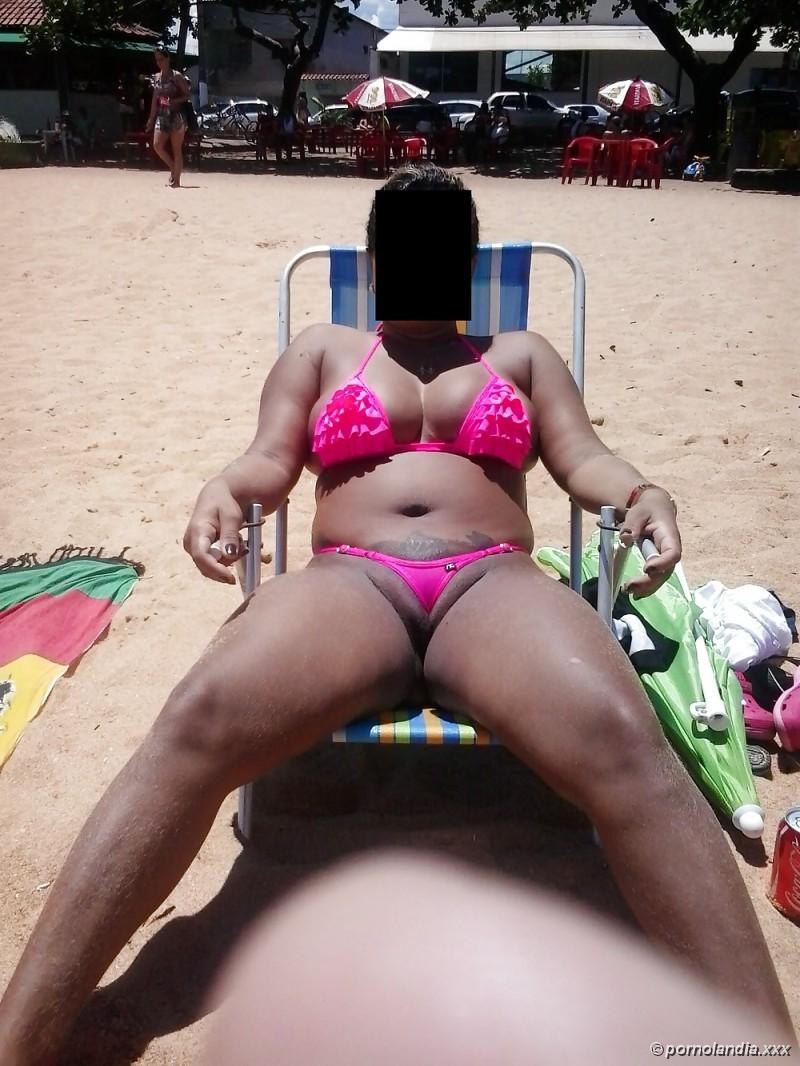 Puta en la playa con bikini perforado con coño - foto 35974