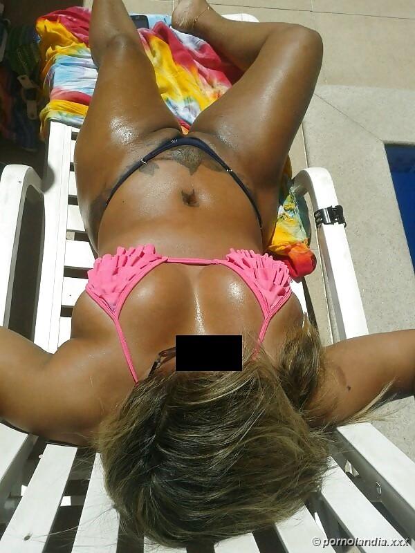 Puta en la playa con bikini perforado con coño - foto 35980