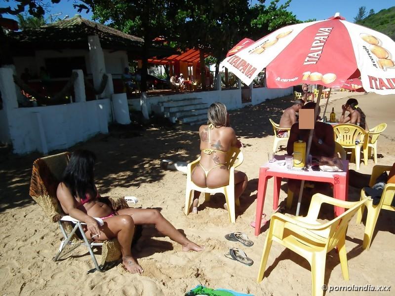 Puta en la playa con bikini perforado con coño - foto 35991