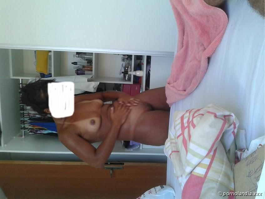 Mulatto da coño agrietado desnudo en fotos caseras - foto 25678