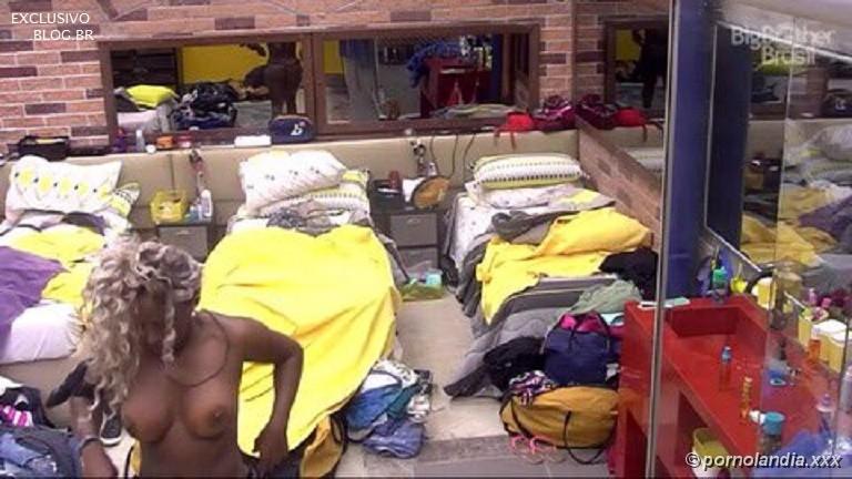 Fotos Adélia BBB16 desnuda en la casa pagando pechos - Foto 24778