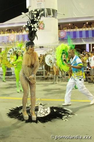 Juliana Isen quitándose la ropa en el Carnaval 2016 - Foto 23993