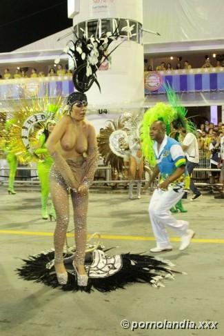 Juliana Isen quitándose la ropa en el Carnaval 2016 - Foto 23994