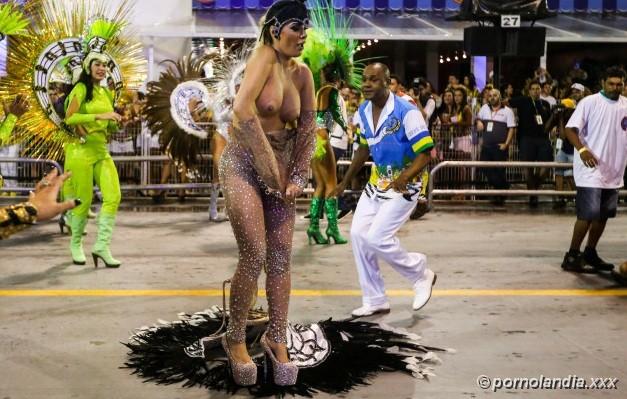 Juliana Isen quitándose la ropa en el Carnaval 2016 - Foto 24005