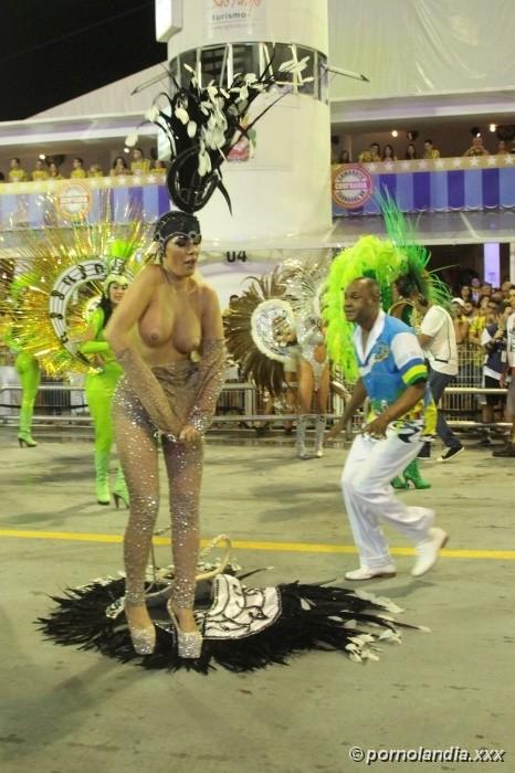 Juliana Isen quitándose la ropa en el Carnaval 2016 - Foto 24010