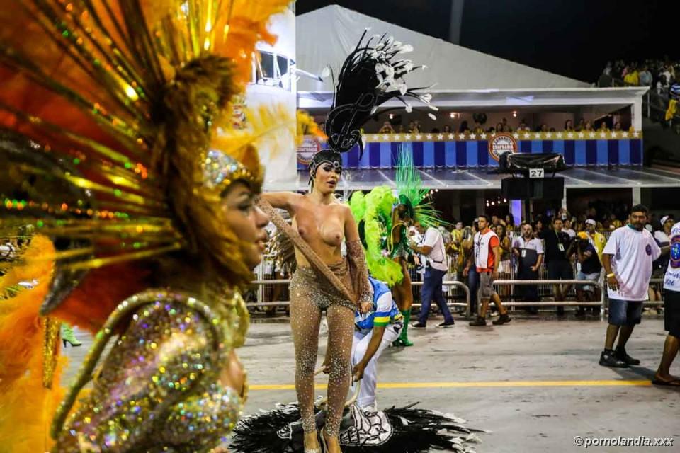 Juliana Isen quitándose la ropa en el Carnaval 2016 - Foto 24011