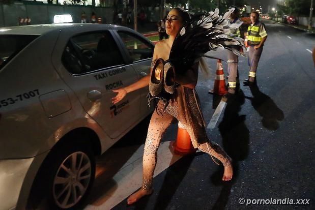 Juliana Isen quitándose la ropa en el Carnaval 2016 - Foto 24012