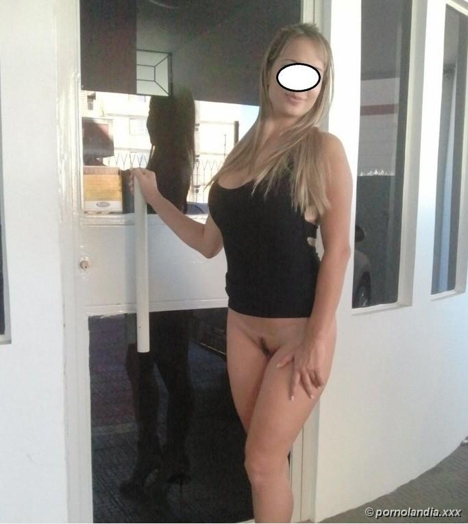 Esposa rubia tetona cachonda exhibida en fotos caseras - foto 10862