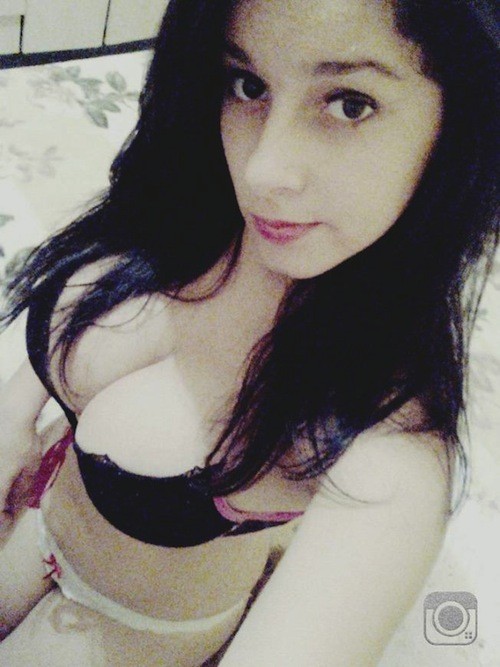 Jovencita tetona se tomó fotos para sus amigos en internet y terminó en internet - Foto 7727