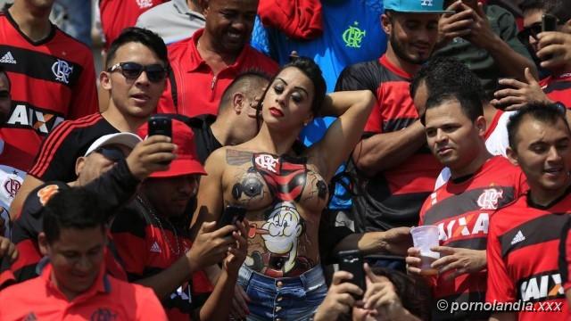 Fanático del Flamengo captado desnudo en el estadio cayó en la red - Foto 101818