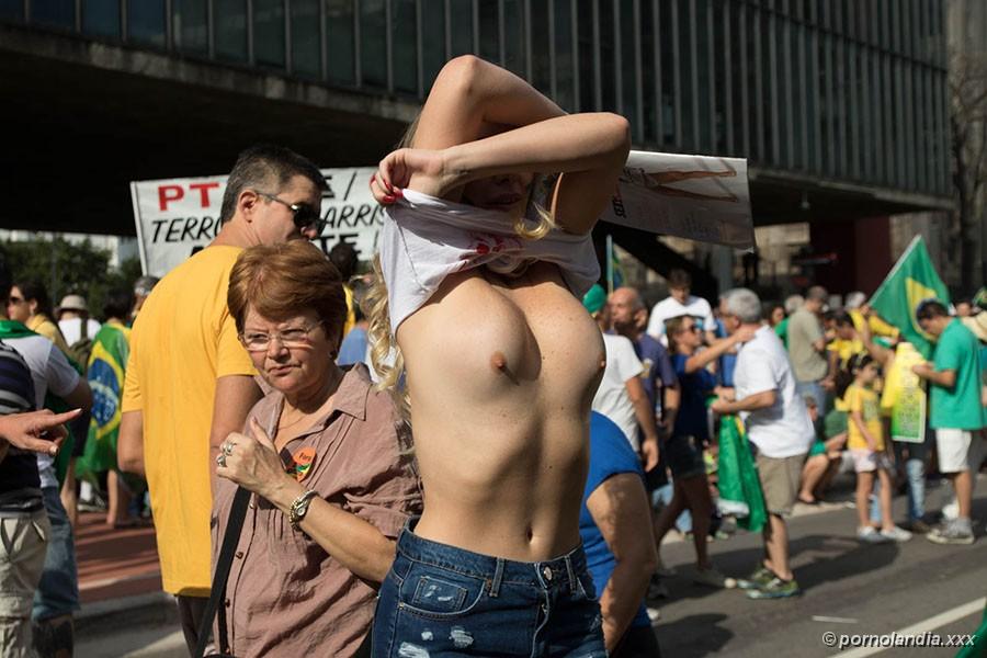 SOCIALITE MUESTRA SUS SENOS DURANTE PROTESTA - Foto 173057