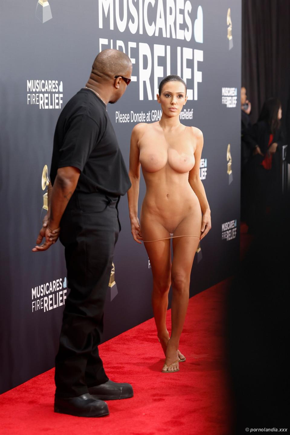 Bianca Censori desnuda en Grammy con vestido transparente - Foto 246387