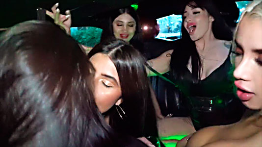 Ella Encuentra a Un Desconocido Y Le Aplica Garganta Profundo Bien Rico