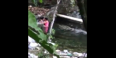 la señora con un jovensito.