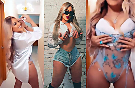 Sexy morena adolescente muestra su coño chupando bolon