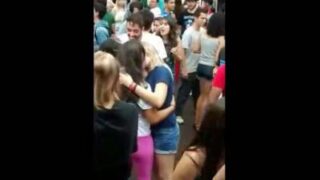 Mujer madura VS Adolescentes