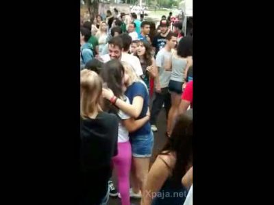 Mujer madura VS Adolescentes