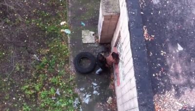 Vagabundo Pilla A Pareja Italiana Debajo Del Puente