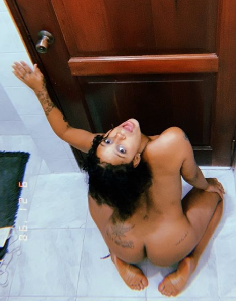 La Dominicana Te Mostrara Su Hermosos Pechos